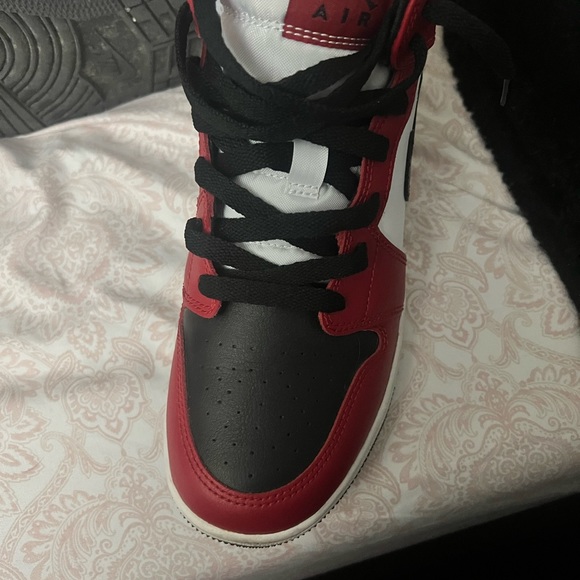 Jordan 1 Mid GS 5.5y Chicago Black Toe - Picture 3 of 4